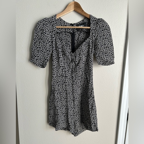 Reformation Pants - Reformation Black and White Floral Romper with Shoulder Pads 100% Viscose Size 0